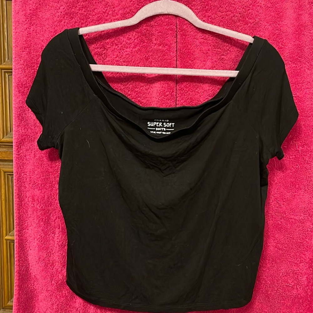 Pre-loved Torrid Super Soft black cropped knits tshirt size 1. Great condition.